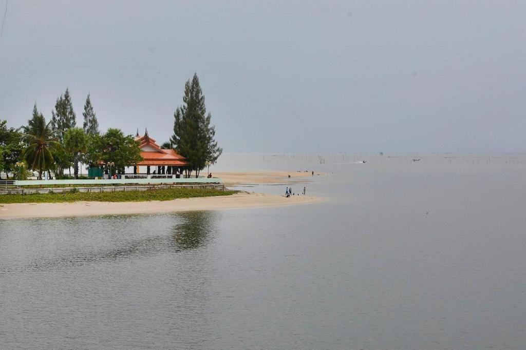 Oyo 441 Grand Thara Hotel Surat Thani Exterior photo