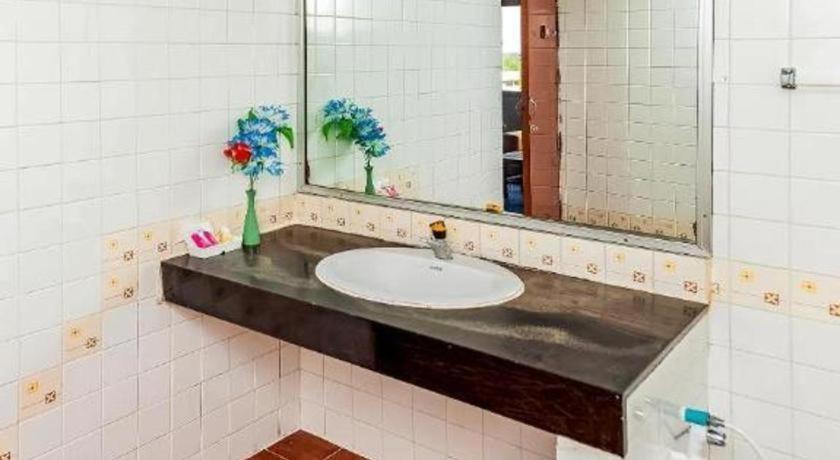 Oyo 441 Grand Thara Hotel Surat Thani Exterior photo