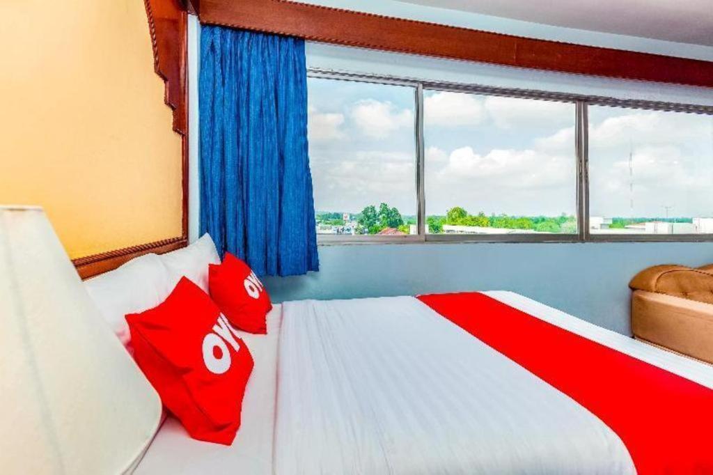 Oyo 441 Grand Thara Hotel Surat Thani Exterior photo