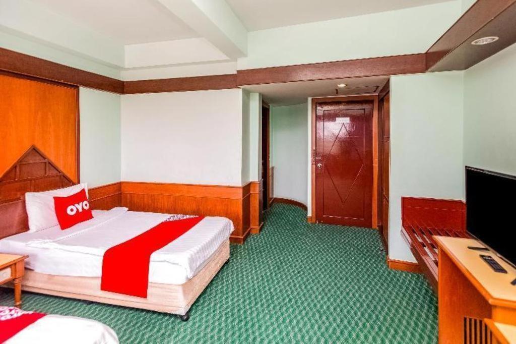 Oyo 441 Grand Thara Hotel Surat Thani Exterior photo