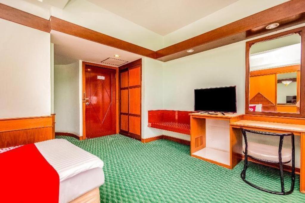 Oyo 441 Grand Thara Hotel Surat Thani Exterior photo