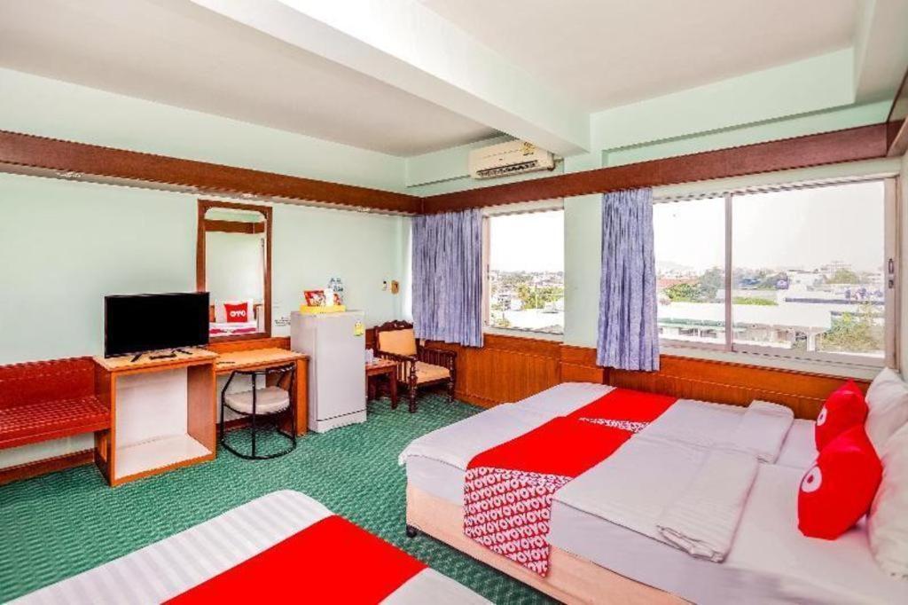 Oyo 441 Grand Thara Hotel Surat Thani Exterior photo