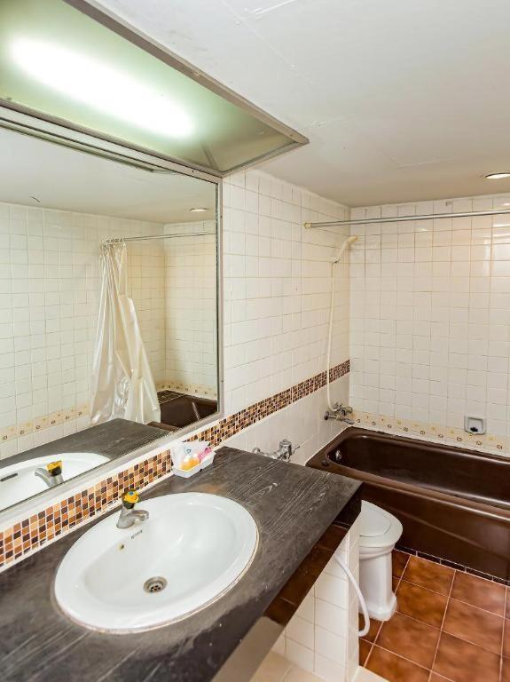 Oyo 441 Grand Thara Hotel Surat Thani Exterior photo