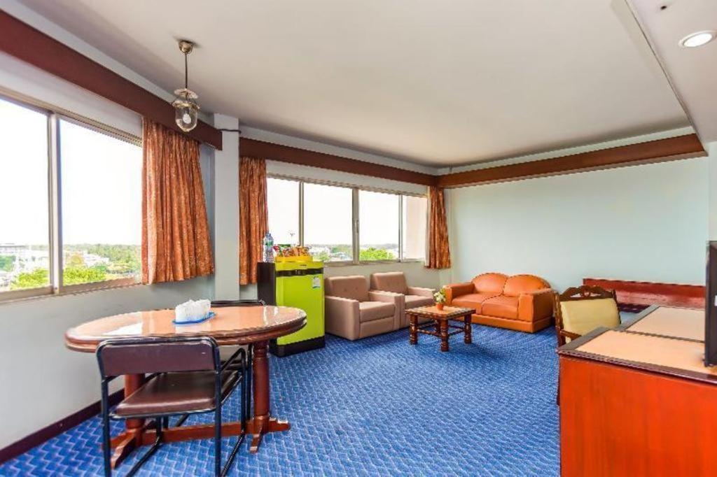 Oyo 441 Grand Thara Hotel Surat Thani Exterior photo