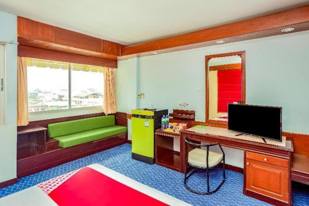 Oyo 441 Grand Thara Hotel Surat Thani Exterior photo