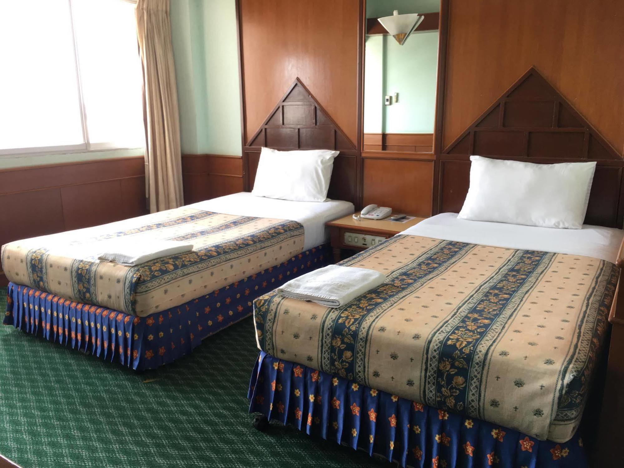 Oyo 441 Grand Thara Hotel Surat Thani Exterior photo